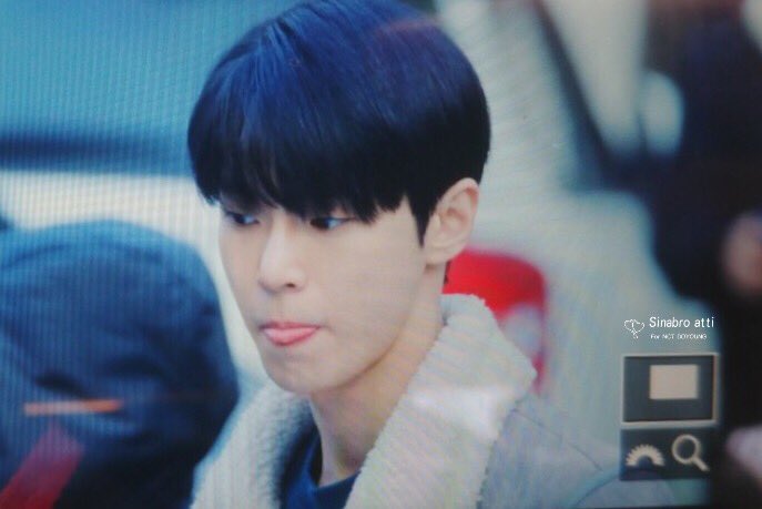 Sinabroatti's tweet photo. 180223 뮤뱅출근 

아...도영...🙊

(이하생략)

#DOYOUNG #NCT #도영 https://t.co/rlJ9SoOJnf