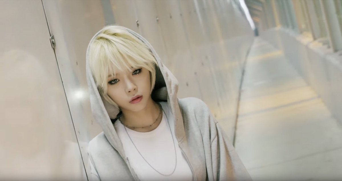 manchildphoto's tweet image. YouTubeでおすすめされたBulldokというガールズグループのMV観たらKimiというメンバーがこれは良い金髪ショート！と思ったのでググったら色々あったようで活動停止状態で悲しみ😭
BULLDOK - Why Not [M/V]
youtu.be/dOnK_GOR3W8
#Bulldok #Kimi #WhyNot