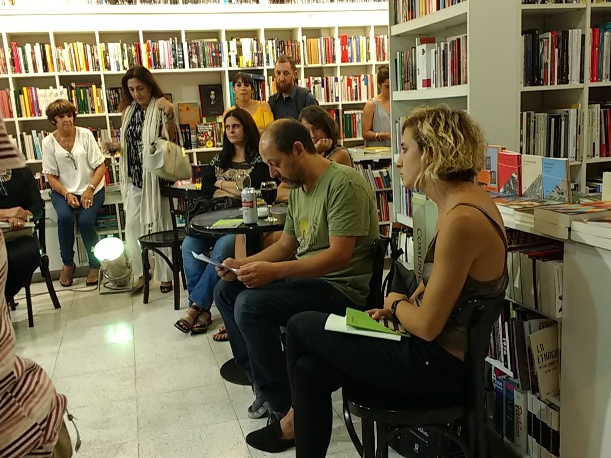 libdelpalacio's tweet photo. Alejo Carbonell, editor de Caballo Negro, abre la ronda de poesía cordobesa #NocheLyD https://t.co/4tfKLP2RMO