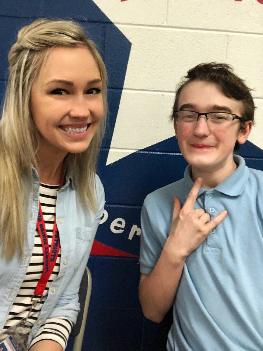 MsKross1's tweet photo. Come visit your 2 favorite snack vendors at the after school game ! 🏀🏐 @LibertyJH111 https://t.co/Si5vqwrl44