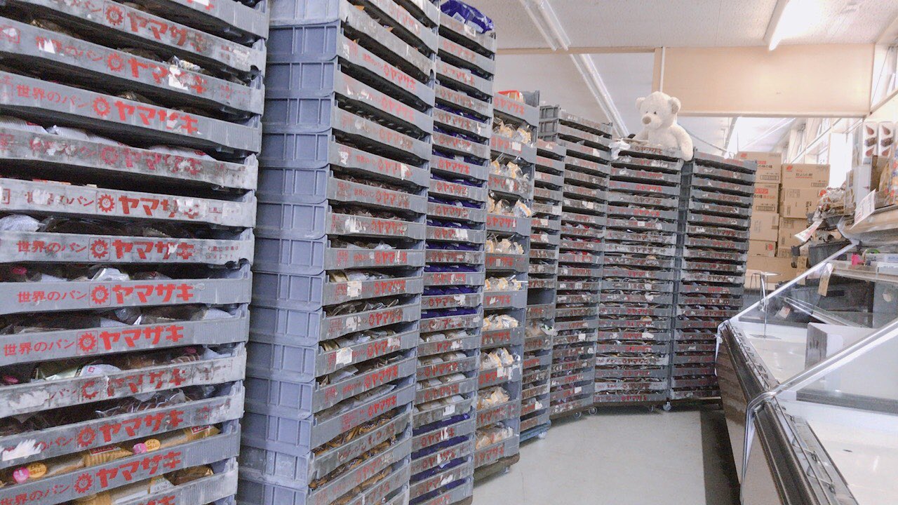 ストアー三吉 当社でもやってしまいました パン発注ミスにより大量入荷 朝食に おやつに お昼に 晩御飯に パンいかがですか これが本当の 春のパンまつり お助けください 春のパンまつり 乗り越えられない壁 酒田