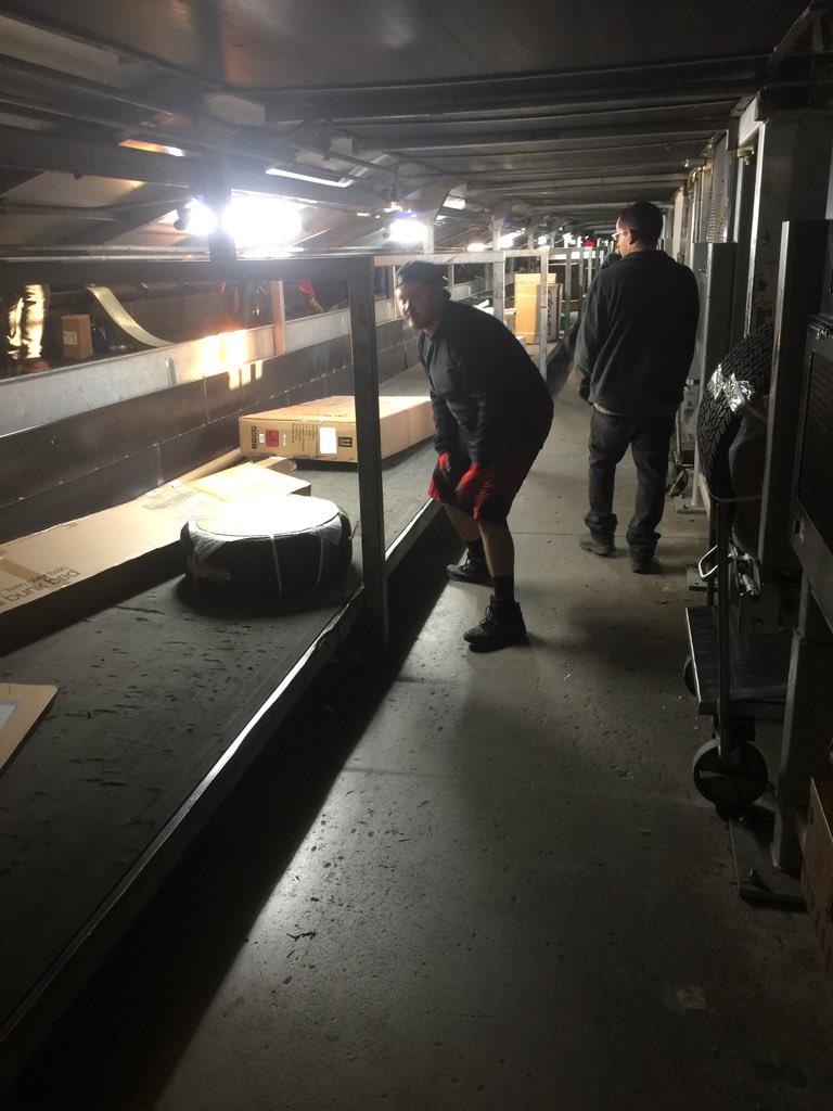 #CaughtSafely Zachery on the Phoaz T primary sweeping with those knees bent and a natural curve to his back keeping himself safe! Thanks <a href="/kennethcherry26/">Kenneth</a> @DesertMTUPSers <a href="/TonyTvalencia01/">TONY</a>