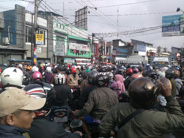 kozeck29's tweet photo. @PRFMnews simpang cikoneng bojong soang pabeulit min petugas cuma 1 https://t.co/b32ud76nyY