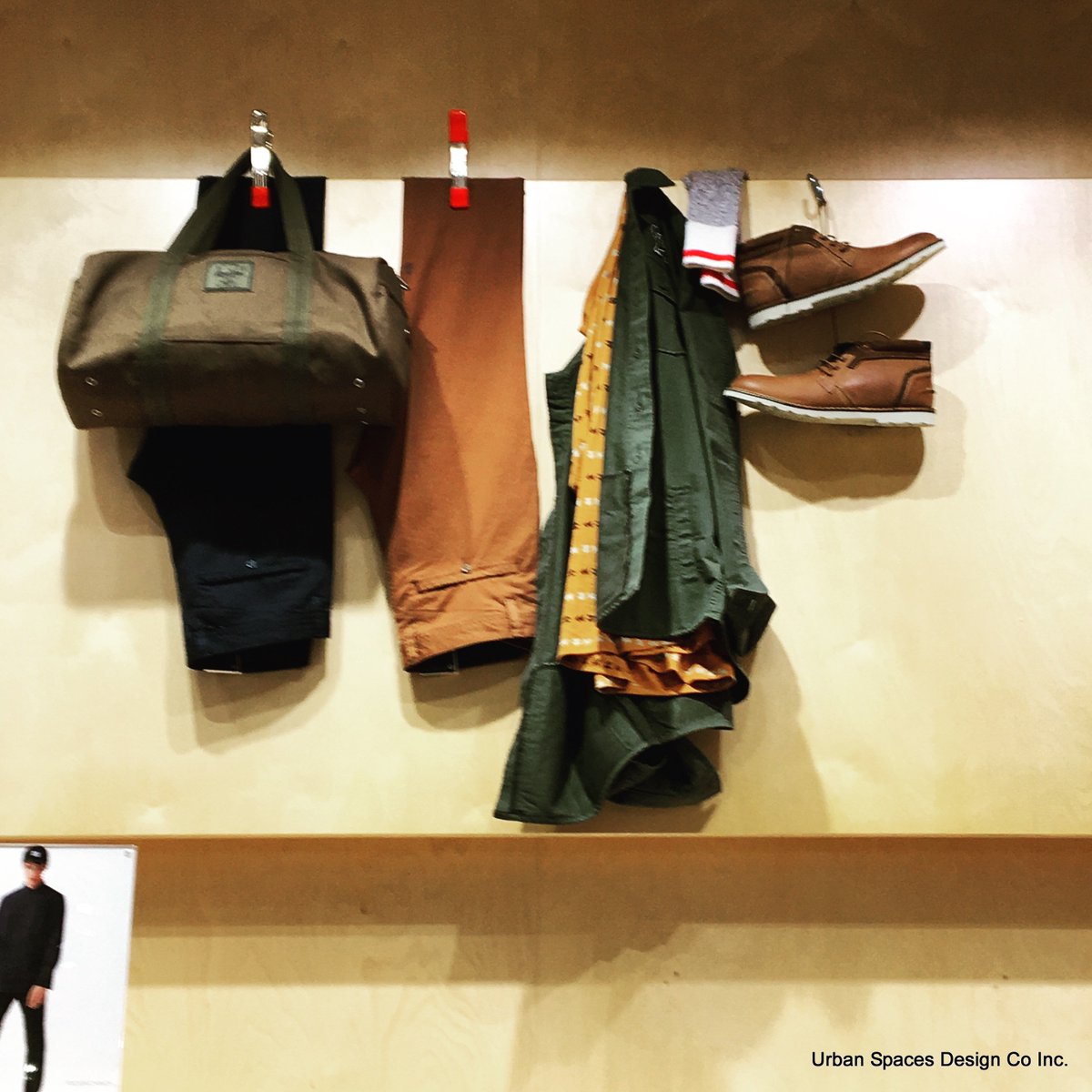 HeddyBing's tweet photo. I love simple presentations like this one. What goes together - sells together! Just sayin! #merchandising #display #retail #mensWear #goesTogether #mensClothing #vm #consultant #retailConsultant #presentation https://t.co/07yexyu9gf