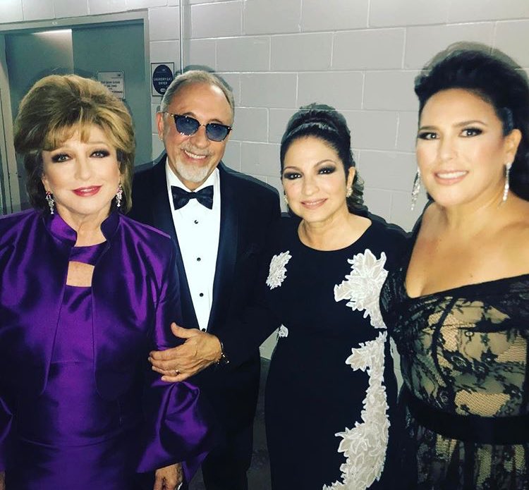 NoviaDeMexicoBR's tweet photo. ¡Bellísimas nuestras reinas @angelicamaria y @angelicavale en @premiolonuestro! #PLN30 
❤️✨🌹 

Fotos: via instagram. https://t.co/uoMZeLfoYo