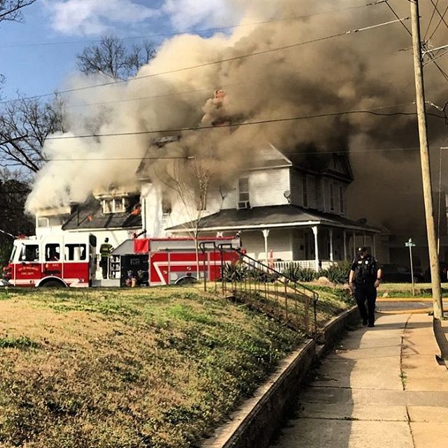 KempterFireWire's tweet image. Greenwood, SC (Greenwood) - defensive operations on a large 2.5-sty frame dwelling. Img @ijindexjournal #SCfire ift.tt/2EW0zHP