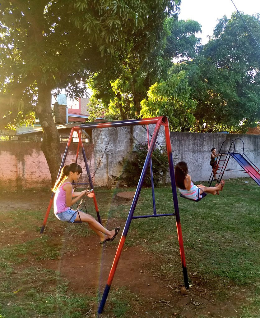 Junto al Intendente y a vecinos de la Chacra 41 barrio Tajamar en la puesta en funcionamiento de los juegos infantiles instalados en la plaza