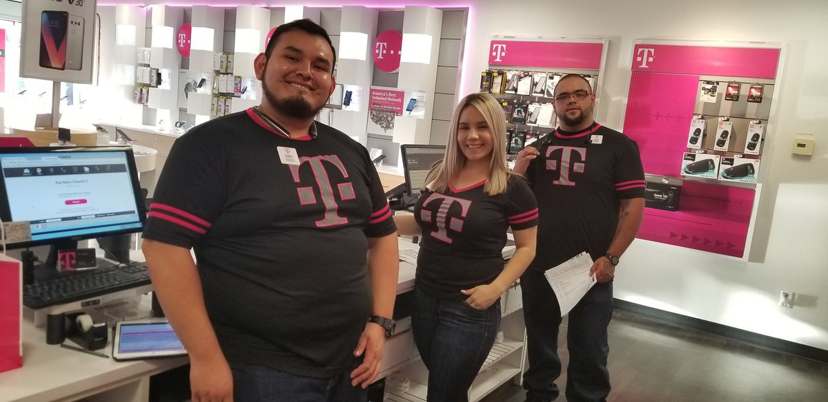 C_Rod879's tweet photo. Tonight's squad looking good! @UncarrierEddie @Nopressure214 @karin @B_Vargas22 https://t.co/D0qqZ7Rn6O