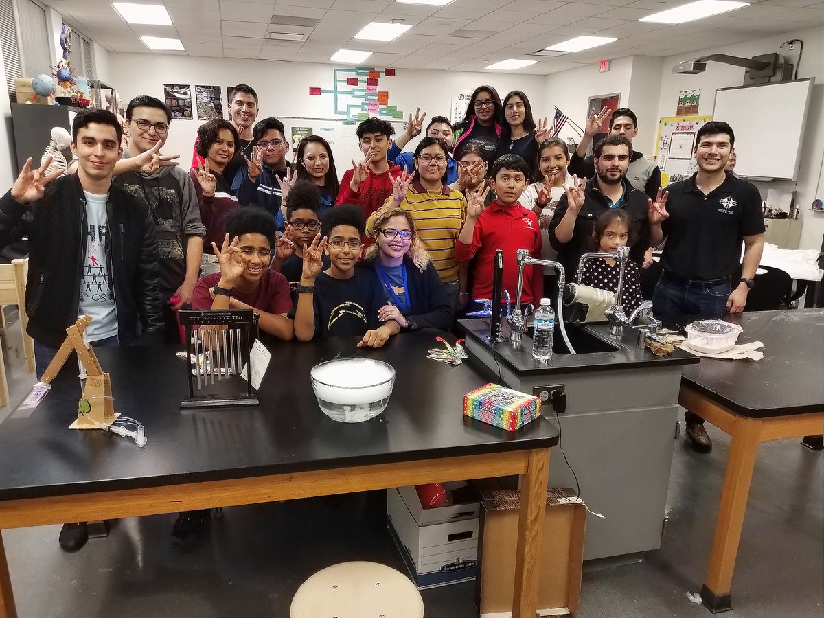 VladimirGLopez's tweet photo. Thanks to SHPE UH #SHPEUH #SHPE #SHPE2018 #SHPERegion5 #SHPEresentthursday #NochedeCiencias @EastEarlyHS https://t.co/UeuJjL4XWX