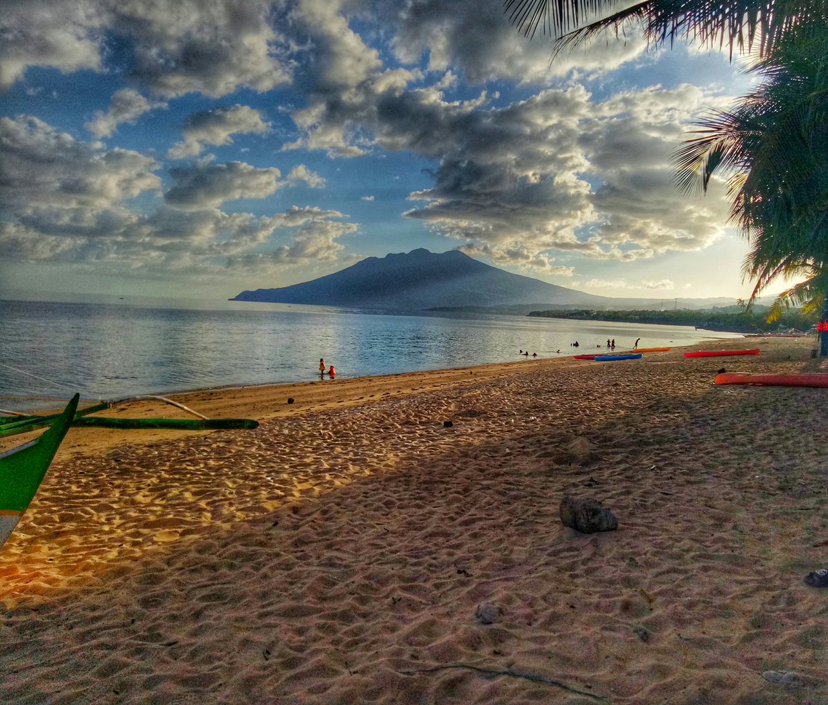cinndreamer's tweet photo. Poctoy White Beach. #WheninMarinduque https://t.co/9CAbR4Y7lr