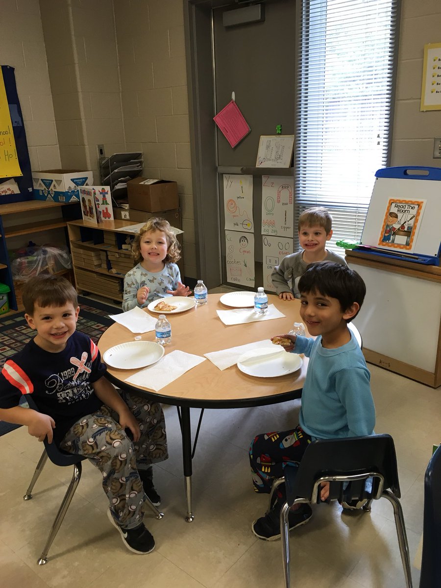 msgonzalesmde's tweet photo. Pre-K auction party! Pjs, pizza &amp; project slime! #pk @MDEJJordan #mdelem https://t.co/SGAuSzSQ2a