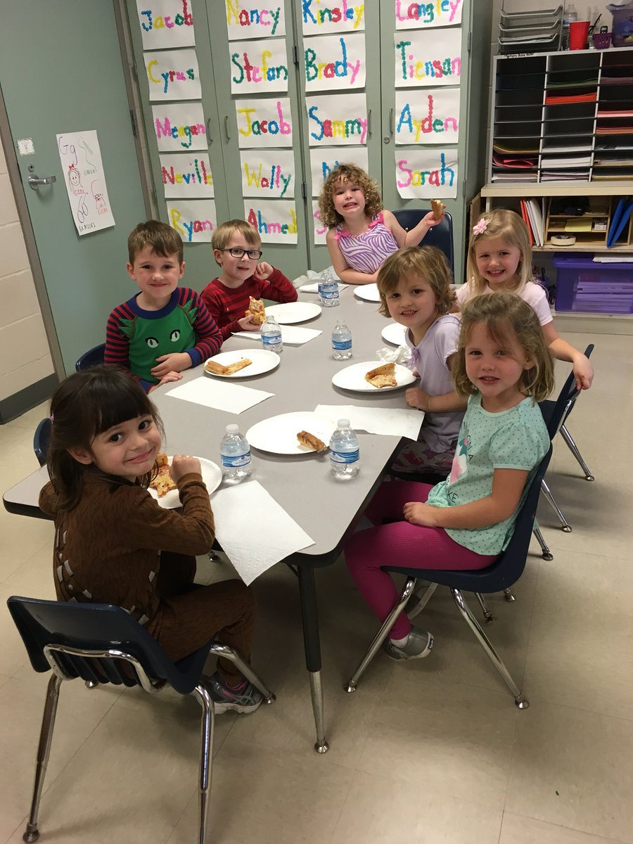 msgonzalesmde's tweet photo. Pre-K auction party! Pjs, pizza &amp; project slime! #pk @MDEJJordan #mdelem https://t.co/SGAuSzSQ2a