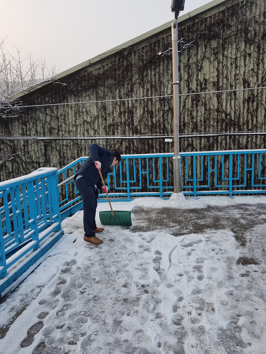 새벽에 갑작스레 눈이 내려 우리 #상대원1동 주민분들의 안전을 위해 제설작업을 실시하였습니다!!
언제나 안전한 
#성남시 
#상대원1동