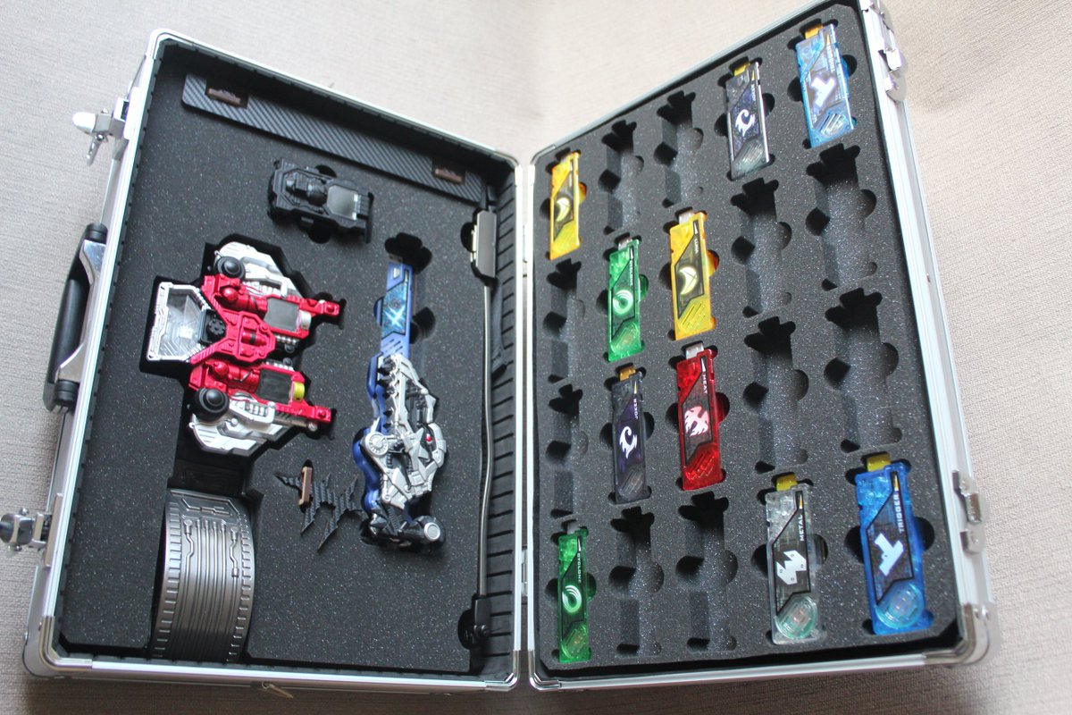 fukuoka_iiduka's tweet image. 今回紹介する　＃ｃｓｍダブル　収納ケースは製作史上一番悩まされたアイテムです分かる人には分かる！バックルをこの収納方式で収めるのは困難ですがどうすれば、かっこよく収納できるか？という事で出した答えがこの形です　＃仮面ライダー　＃dreambox製作　＃dreambox　＃ｃｓｍ　＃ｃｓｍｗ