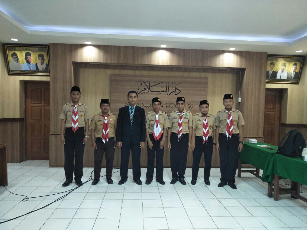 pramuka_duba's tweet photo. Salah satu moment setelah kgiatan penyambutan dari perwakilan Pimpinan PONDOK MODERN DARUSSALAM GONTOR terhadap segenap rombongan dari PONDOK PESANTREN DARUL ULUM BANYUANYAR PAMEKASAN MADURA https://t.co/tALZ92jtCL