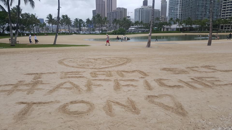 scc_team's tweet photo. @scc_team laisse son empreinte sur la plage de @visitwaikiki #Honolulu #Hawaii pour un nouveau #affichetoncoeur #instacoeur pour @LaCourseduCoeur #jekiffeledon #instacoeur #cdc18 #photocdc18 https://t.co/sg4VEQemdb