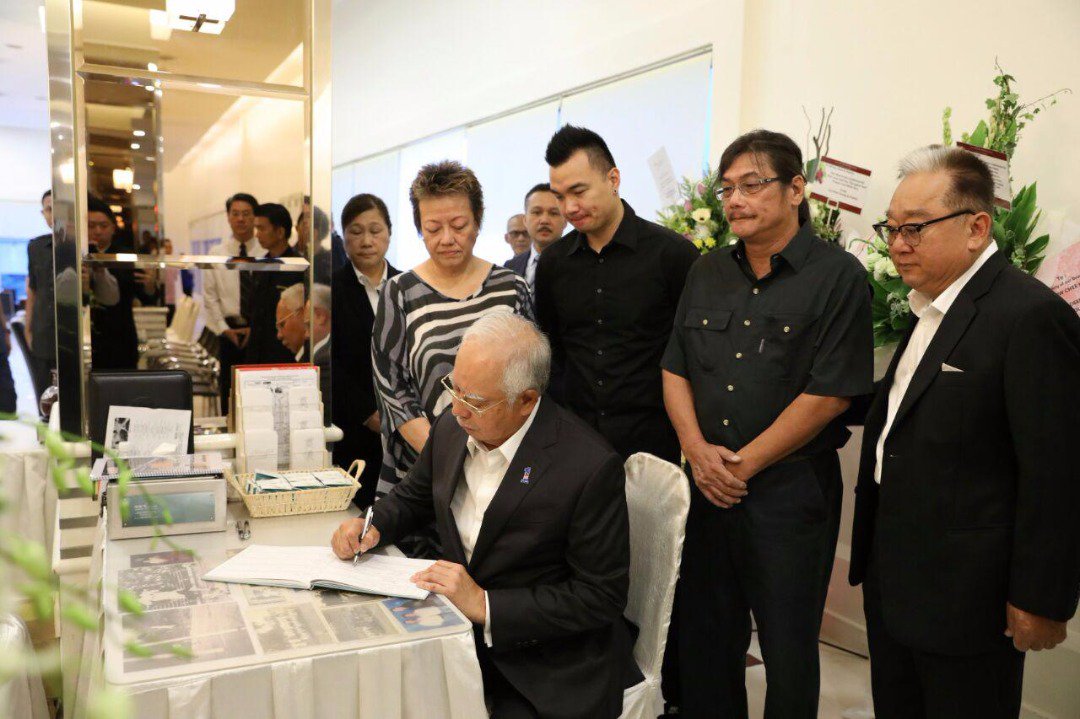 NajibRazak's tweet photo. Ziarah keluarga mendiang Chow Chee Keong pagi tadi, sampaikan takziah kepada mereka. He was the greatest goalkeeper Malaysia ever had. https://t.co/smFYlOrQu7