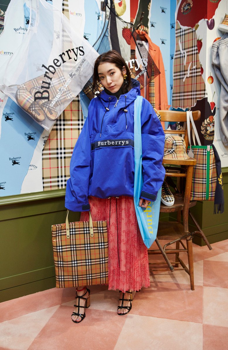 ট ইট র Burberry Japan バーバリー の 伊勢丹新宿店 ポップアップストア February カプセルコレクションに身を包んだマドモアゼル ユリアさん 吉田沙世さん エモン久瑠美さんといった豪華ゲストが顔を揃えました 今月27日まで開催中 T Co ট ইট র Burberry Japan バーバリー の 伊勢丹新宿店 ポップアップストア February カプセルコレクションに身を包んだマドモアゼル ユリアさん 吉田沙世さん エモン久瑠美さんといった豪華ゲストが顔を揃えました 今月27日まで開催中 T Co