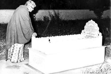 Film History Pics 在twitter 上 Prithviraj Kapoor Visits The Burial Site Of Madhubala Rip T Co Ohzzbkpos3 Twitter