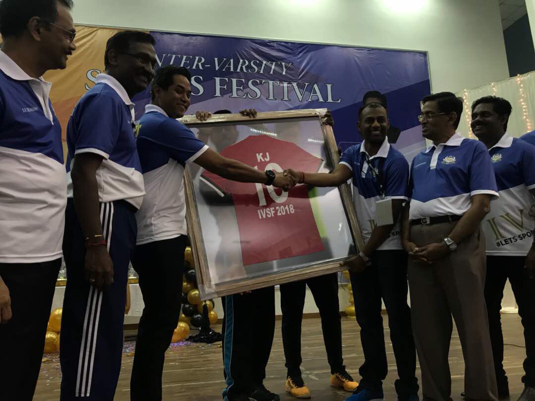 PuteraMIC's tweet photo. Inter-Varsity Sports Festival officially Starts today!
#IVSF2.0 #IVSF’18 #letsportsuniteus #puteramic #moveforward #fitmalaysia #football #badminton https://t.co/YIzuTUbhvC