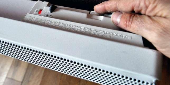 decodeurs's tweet photo. Entre 12 et 15 % des Français éprouvent une sensation de #froid dans leur logement, selon une publication de la Drees. Si on ajoute les factures d'énergie trop élevées, près d'une personne sur cinq est touchée par la "précarité énergétique". https://t.co/dDQkF79ttx https://t.co/O9ASacrQbm