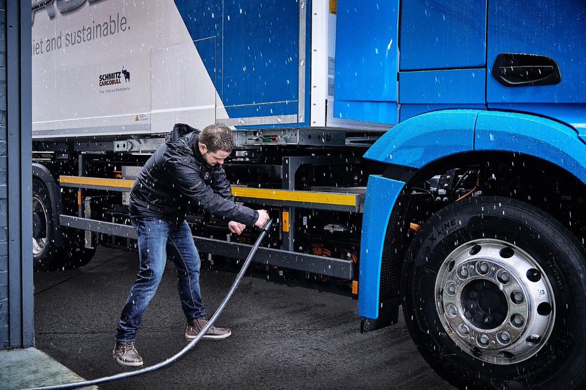 #ICYMI: <a href="/MercedesBenz/">Mercedes-Benz</a> will roll out the #eActros in 2018! The heavy-duty distribution truck for urban areas is sustainable, fully-electric and will be available in two variants. goo.gl/LbsyLR @Daimler