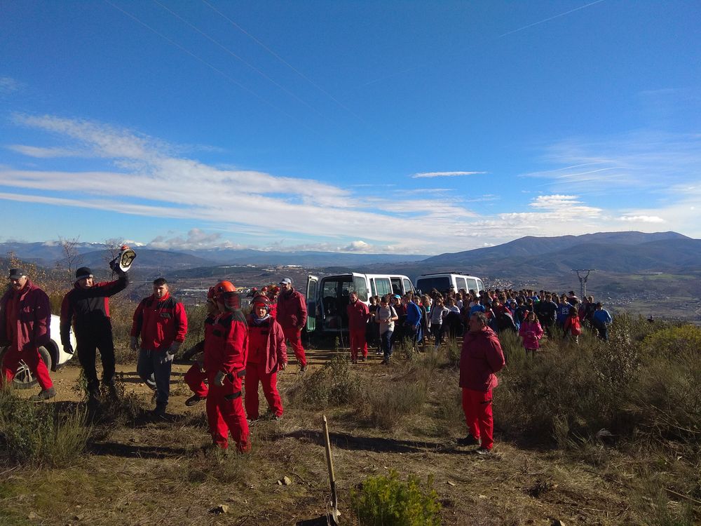 AytoPonferrada's tweet photo. El Ayuntamiento de Ponferrada colabora con los alumnos del Gil y Carrasco en la plantación de árboles en el Pajariel.
Los escolares plantaron más de 150 árboles cedidos por Viveros CIUDEN dirigidos por el Programa Municipal de Formación y Empleo Toralín I https://t.co/6IvkUFFox6 https://t.co/atd5mcro4N