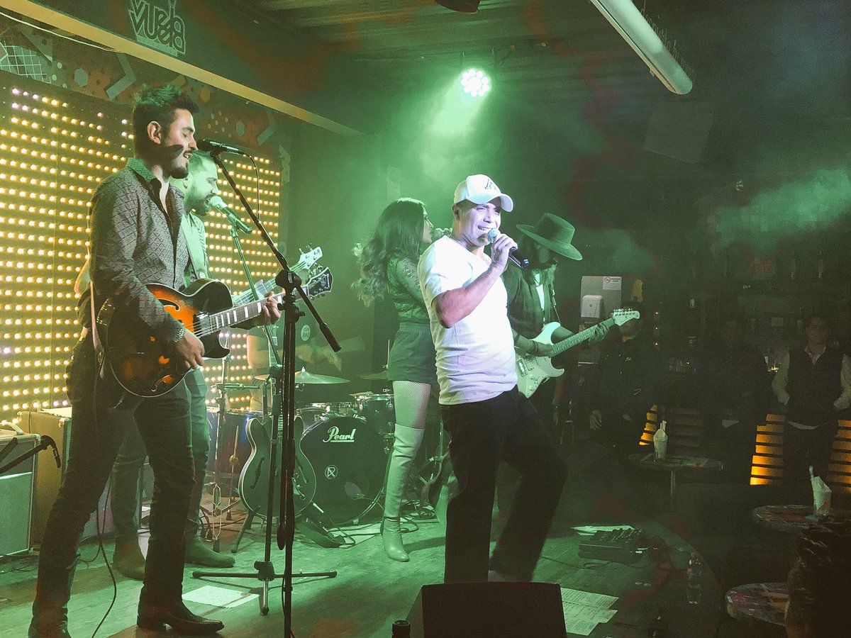 radamesss25's tweet photo. #RadamesElShow @VuelaVuelamx 🙌🏻🎸🎵🇲🇽🎤 https://t.co/BhE8oUlDME