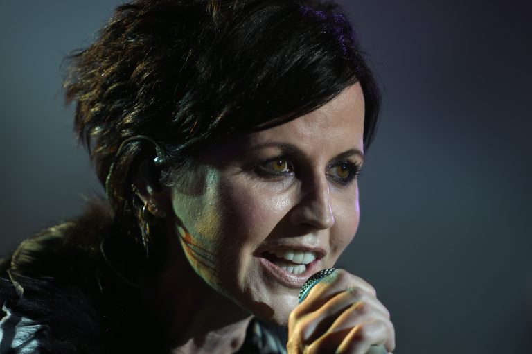 NiceImagesTop's tweet image. Dolores O’Riordan’s Boyfriend Has Finally Spoken Up About The Cranberries Singer’s Sudden Death dlvr.it/QHTB17