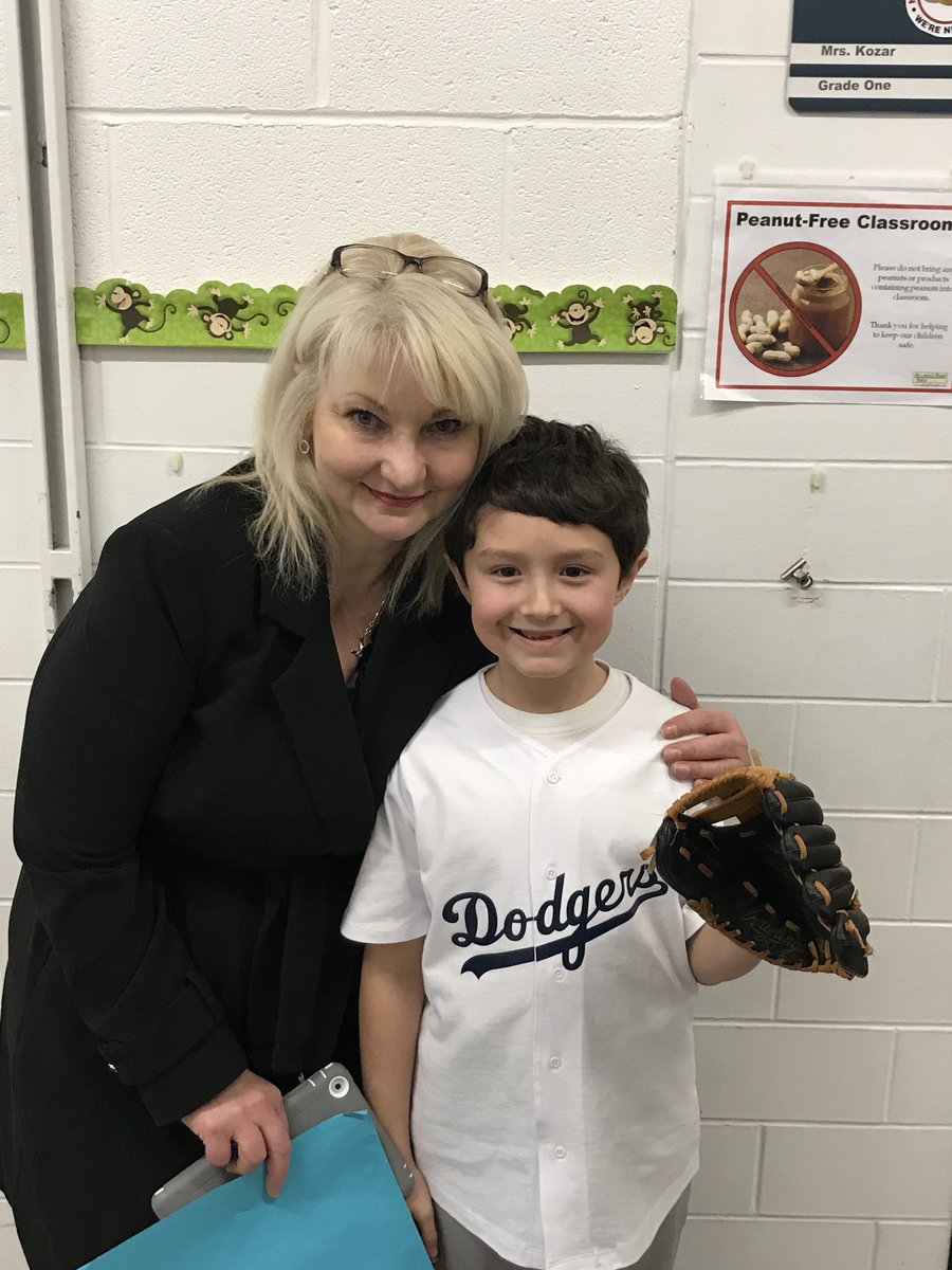 Mrs_SCollier's tweet photo. Kaylan and @ConnieMicelic This amazing teacher is beautiful both inside and out. Kaylan is absolutely glowing with happiness!! Redwood has the best teachers and staff!! #RedwoodAllin #avonlakeproud #ALexcellence #2graderocks #thankyou https://t.co/X1EdZfNS73