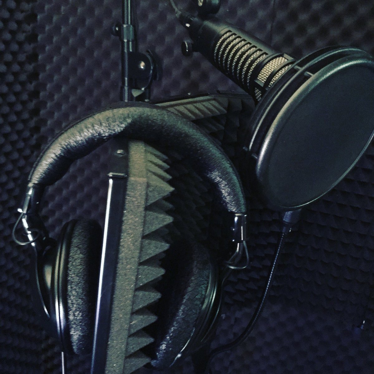 Kool_Nerd's tweet photo. It’s that time of year when the rappers come out of hibernation! Shout out to @codedrezin for coming thru and recording this long awaited EP! Only a few more days and a few more tracks to go!
#BuildPositive #AudioEngineer #HipHop #Rap #NewMusic https://t.co/BaTRTZh1yr