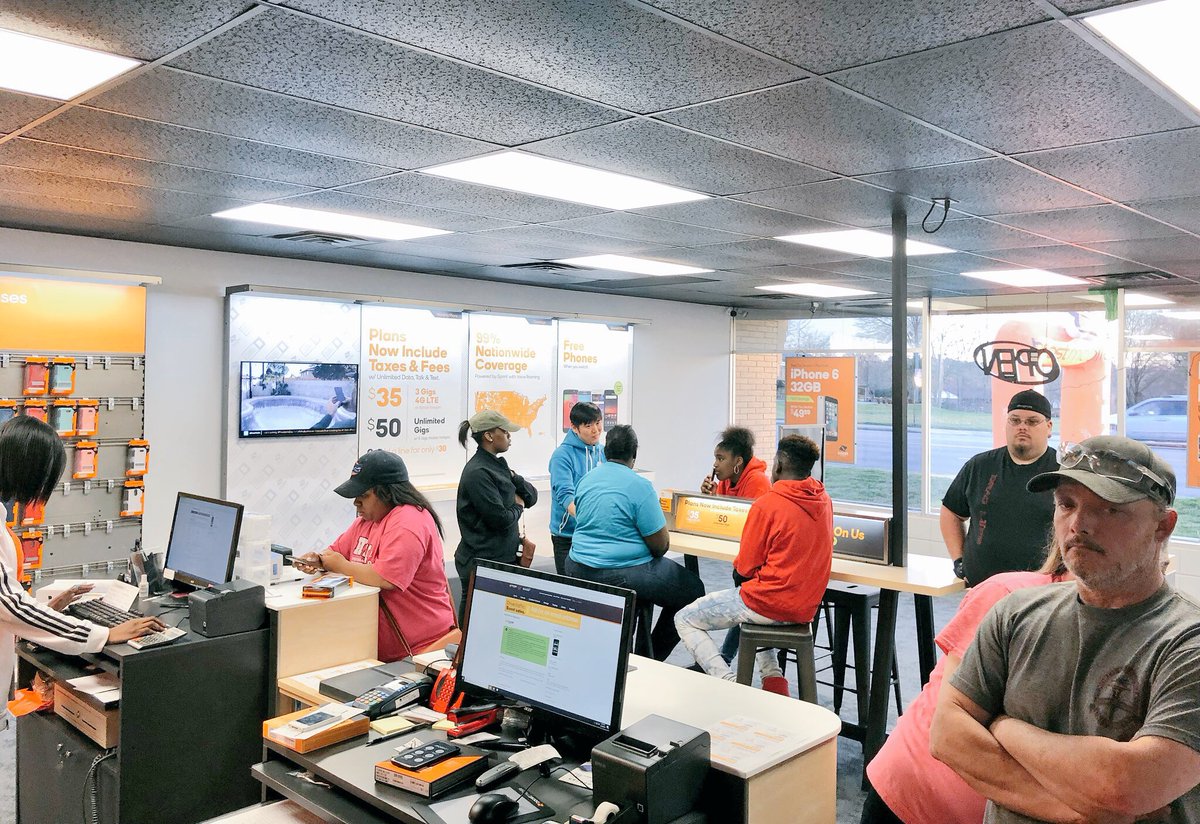 CellularXperts_'s tweet photo. What a great day at Gaffney SC!!! We are happy because customers are Happy with our New store!! @shawnatspg @Ashley_spg @Allison_AWi @ThomasSPG @Jmescellularxp1 @boostmobile https://t.co/pd2hIF6V5y