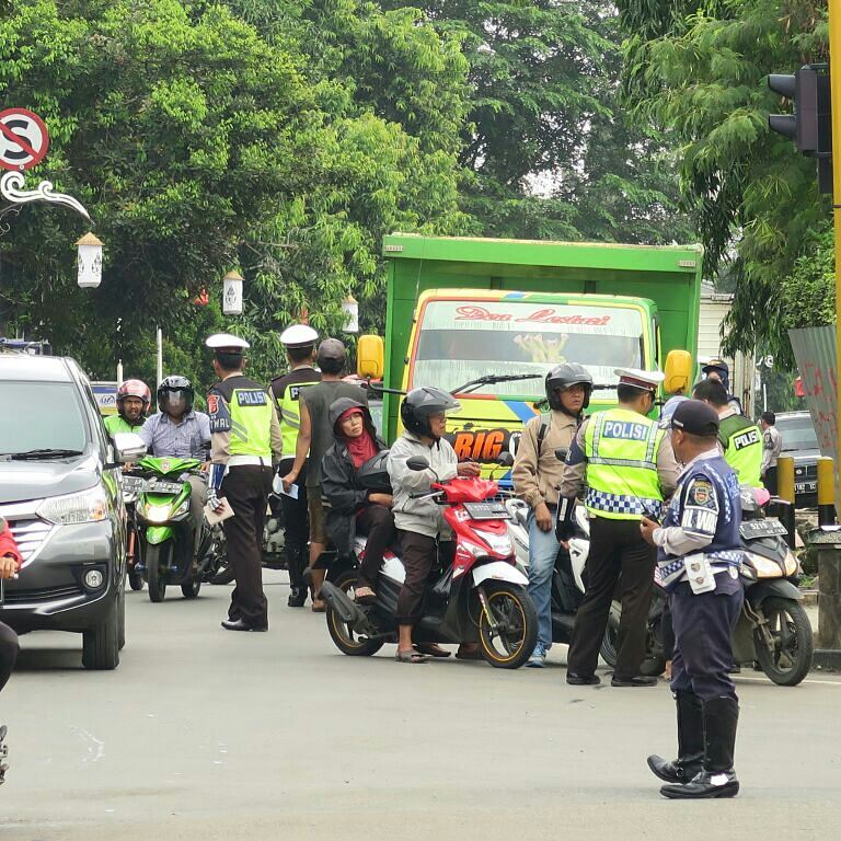 SAMSAT_PWK's tweet photo. Mari lakukan pembayaran pajak kendaraan tepat waktu https://t.co/FqWdqBje6F