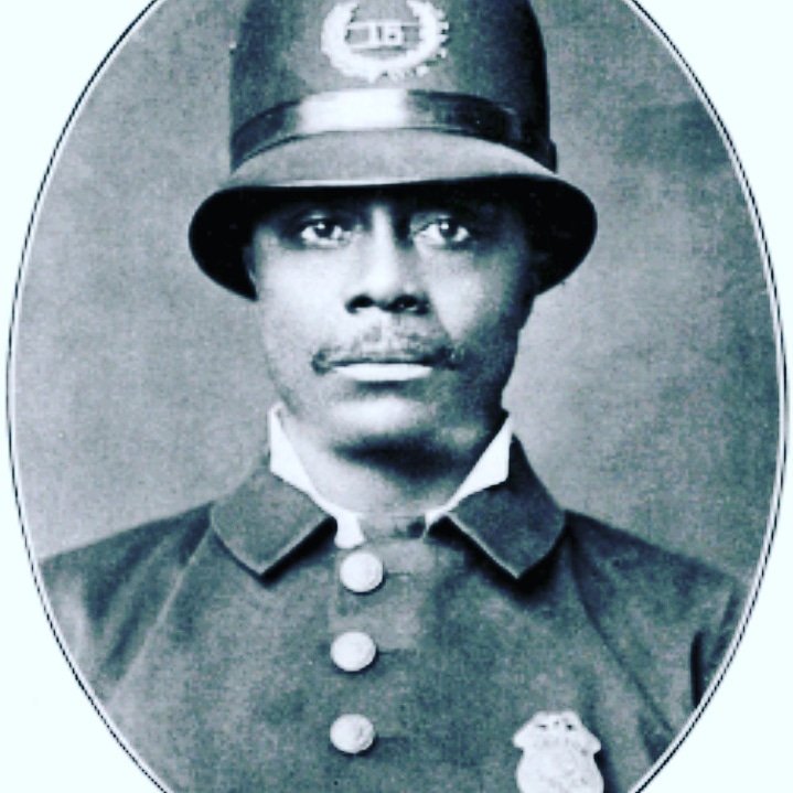 Gamechanger717's tweet image. Samuel James Battle 
Born Jan 16, 1883 
Badge #5548
First job was a train porter
Sworn in Mar 6, 1911 NYPD
1st African-American police sergeant (1926), lieutenant (1935), 1st African-American parole commissioner (1941)

#BlackPolice #GAMECHANGIN
#BlackHistoryMonth #SamJBattle