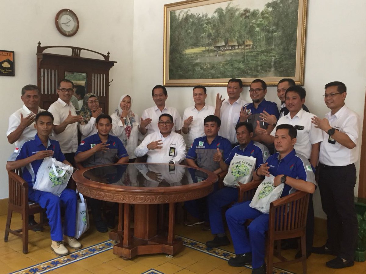 PertaminaRJBT's tweet photo. GM Pertamina MOR IV Bapak Yanuar Budi Hartanto dan Tim Management, bersilaturahim dengan "Pejuang Energi BBM 1 Harga" Kep. Karimunjawa, crew SPOB Salim.Masih panjang perjuangan mereka,Mohon doa khusususnya masyarakat Jawa Tengah agar diberikan kemudahan menjalankan tugas.#mor4sik https://t.co/b2b8Gsr5iu