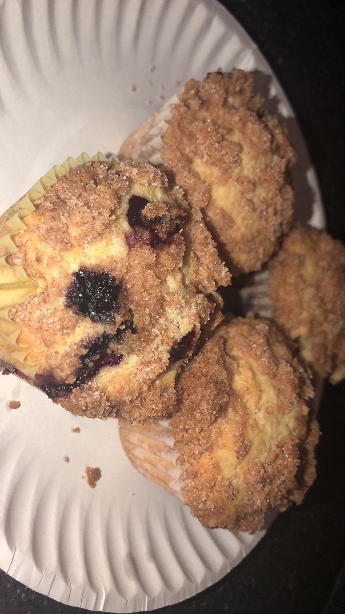 MsMohammadBB's tweet photo. Blueberry Muffins w/ a crumble topping 😋 #goFACSgo #yummysmells #culinaryII https://t.co/lICiBA8BdW