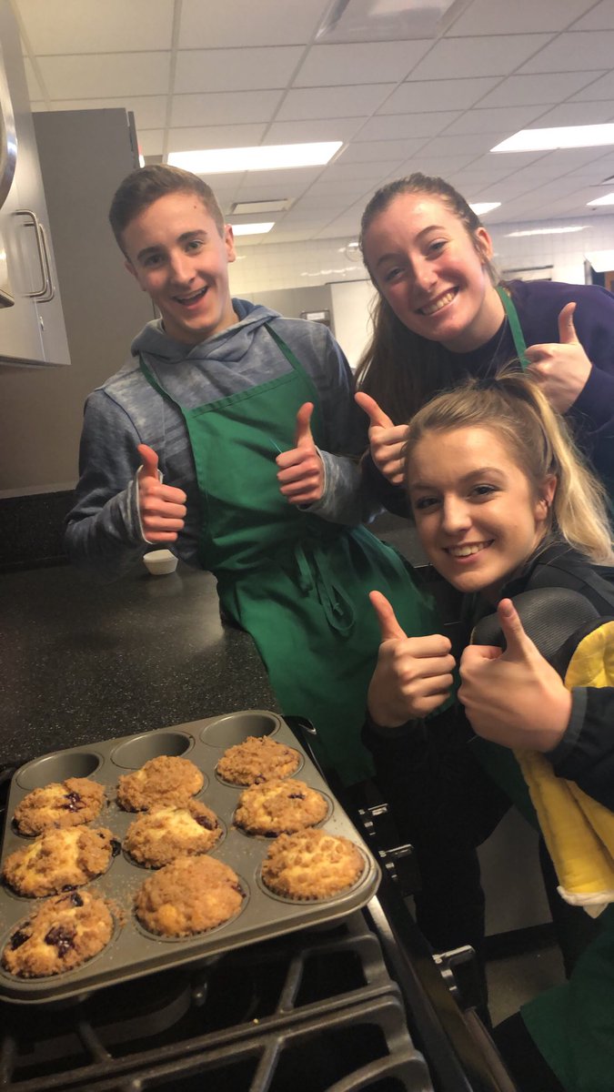 MsMohammadBB's tweet photo. Blueberry Muffins w/ a crumble topping 😋 #goFACSgo #yummysmells #culinaryII https://t.co/lICiBA8BdW