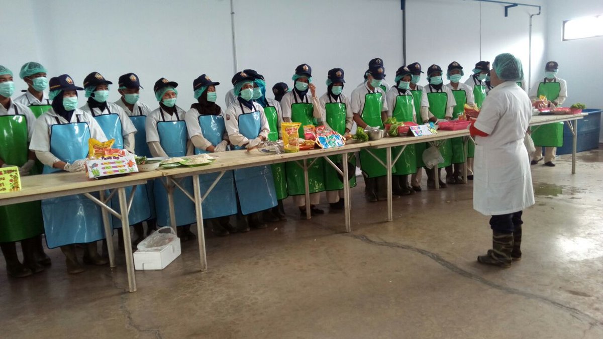 bppsdmsupmtegal's tweet photo. Praktek siswa kelas III Teknologi Pengolahan Hasil Perikanan (TPHP) SUPM Tegal. (23/2)
#Kerja3ersama 
#RisetdanSDMKP 
@mzulficar @brsdm_kp @Pusdik_KP @Maskurikkp1 https://t.co/kxIrckf62U