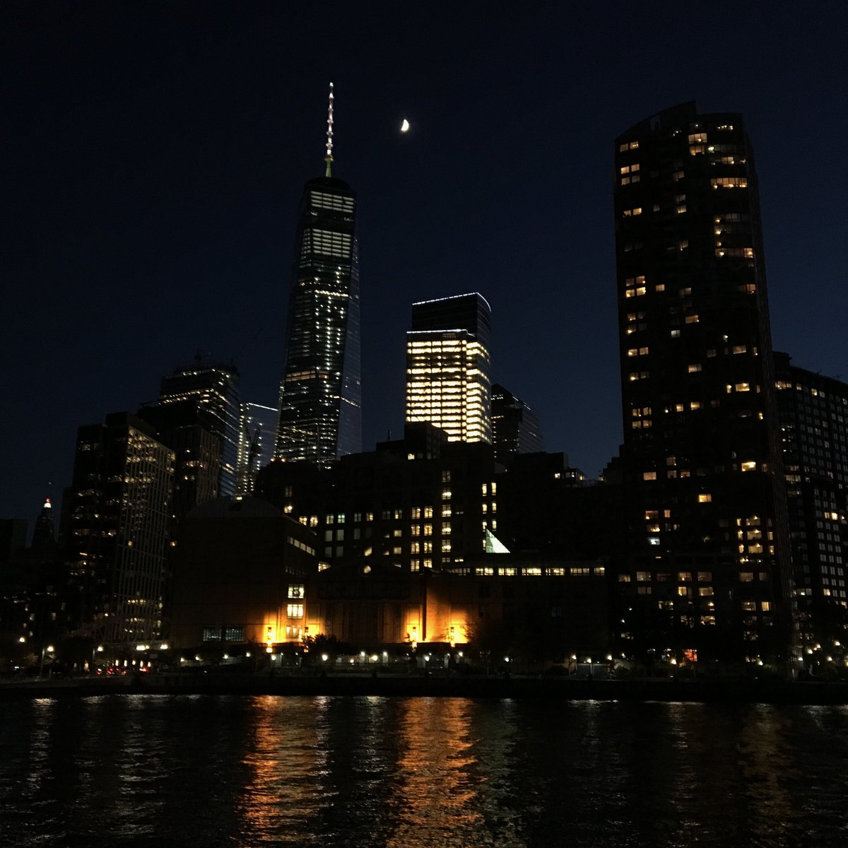 nycgov's tweet photo. The view from Pier 25 along the Hudson River (📷: @_joannaphoto) #cityofdreams https://t.co/9b8Dbefblt