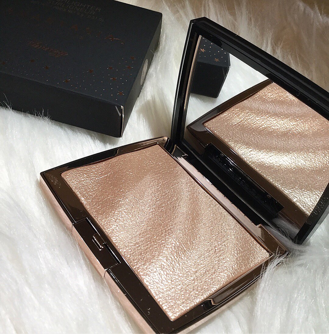 jazzyX0X0_'s tweet photo. ✨It’s sooo Gorgeous!!!😍😭😭 ABHxAMREZY💕 @amrezy I absolutely L❤️ve itt! #anastasiabeverlyhills #amrezy #glowlife #amrezyhighlighter #rezyrider #highlighteraddict #highlightonfleek #drippinggold https://t.co/HrRvAO6cOz