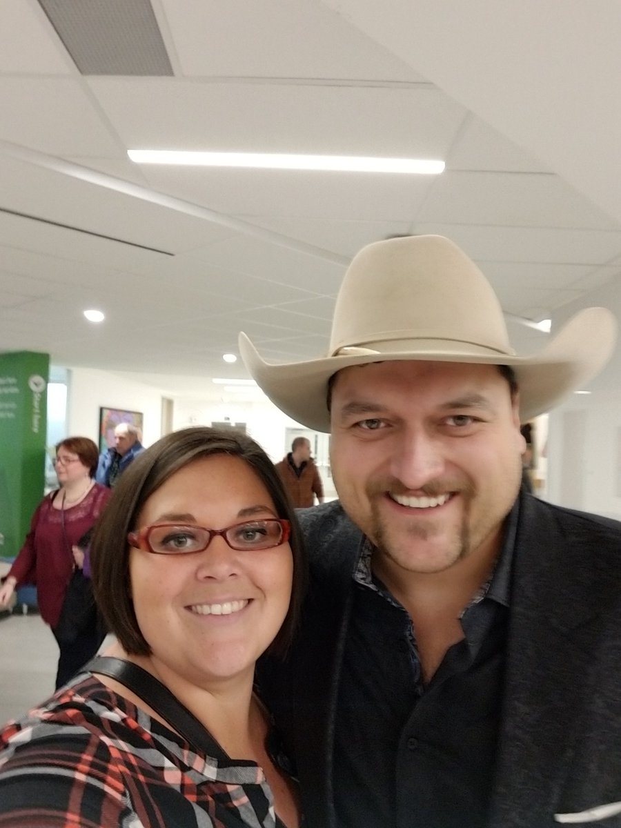 cwiggins670's tweet photo. What an amazing night! Got the chance to meet @trevorpanczak. Thank you for stopping to say Hi & give an autograph. #newfan #ICurl
#WeWereThatSongTour https://t.co/xaMZ94Htlr