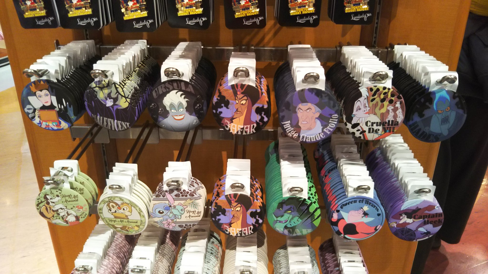 ルエリア 送られてきたのだけれど ディズニーストアでヴィランズの缶バッジが発売されてる 普段ないフロローもいる T Co Hvwl7cxhkk Twitter