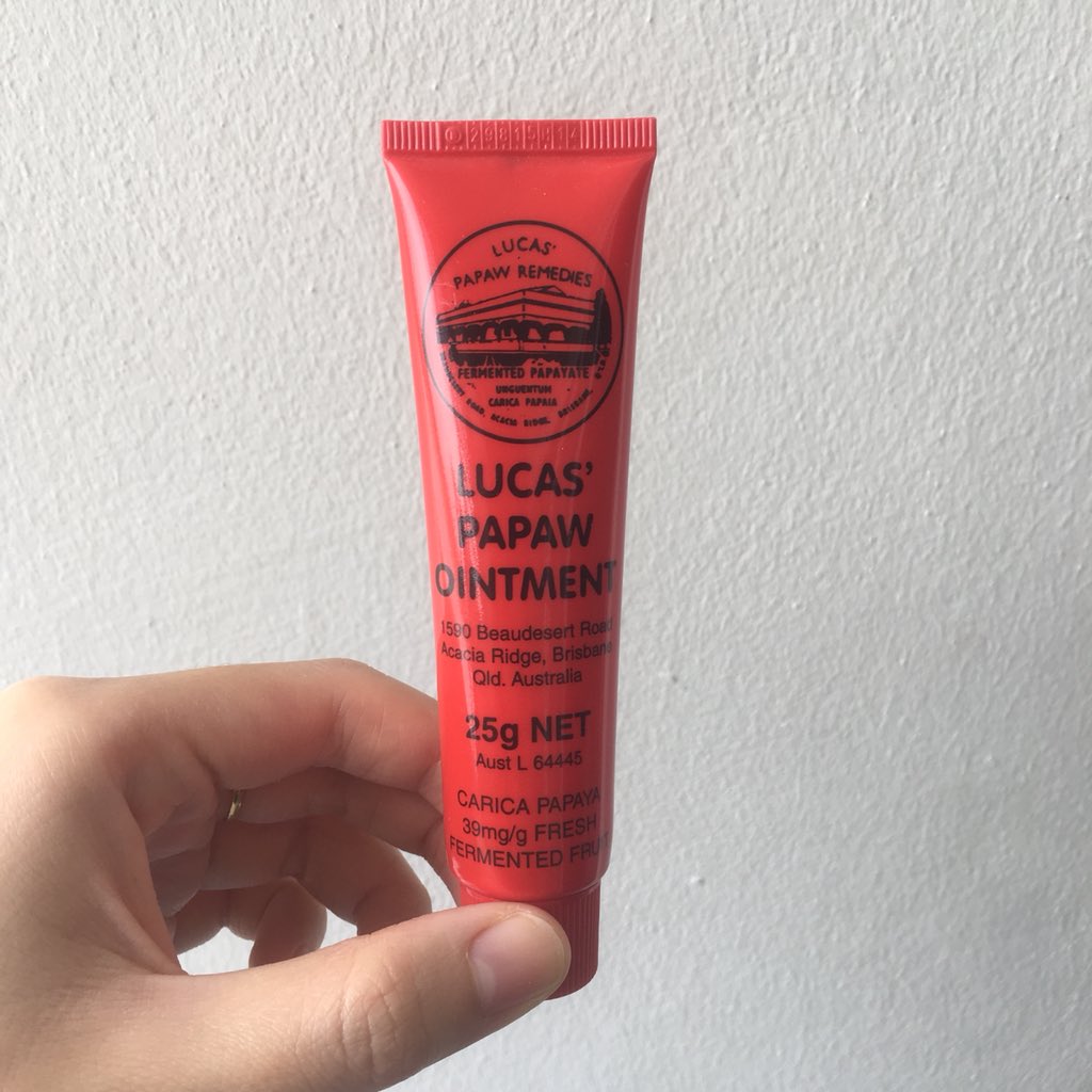 thantylery's tweet image. เป็นชะนีติดลิป รีวิวลิปมันแบบไม่มีสีดีกว่า(แอบทิ้งไปเยอะอยู่) ผู้ชนะคือสองตัวนี้ มันดีจิง โบกไปเยอะๆเลย ไม่ต้องกลัวเปลืองตัง กลัวไม่สวยดีกว่า😂 ใช้แล้วปากไม่คล้ำ ชมพูขึ้นด้วย ราคาน่ารัก รูปปากนั่นคือทาแค่ลิปมันไม่มีสีนะ ไม่ได้ทาอะไรเพิ่มเลย #howtoperfect #ไว้รีวิวห้ามขายของโว้ยย