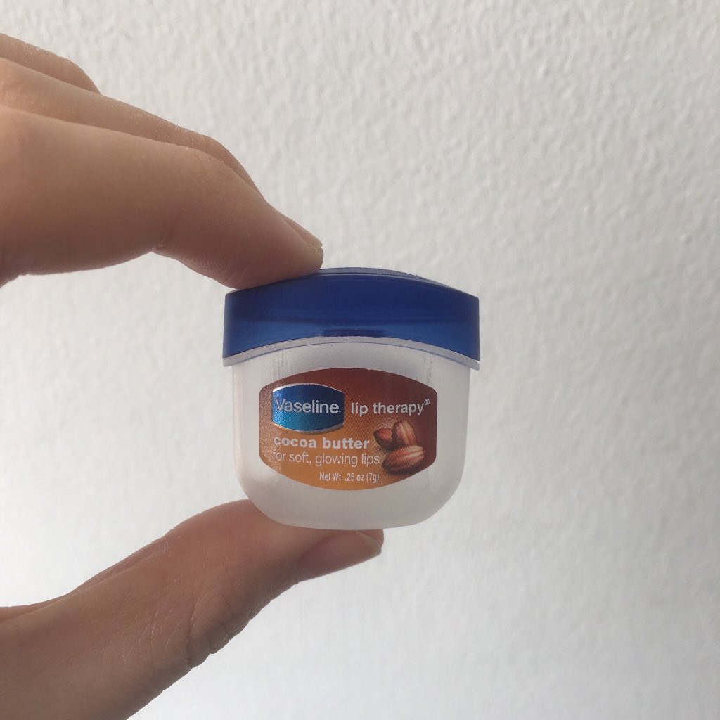 thantylery's tweet image. เป็นชะนีติดลิป รีวิวลิปมันแบบไม่มีสีดีกว่า(แอบทิ้งไปเยอะอยู่) ผู้ชนะคือสองตัวนี้ มันดีจิง โบกไปเยอะๆเลย ไม่ต้องกลัวเปลืองตัง กลัวไม่สวยดีกว่า😂 ใช้แล้วปากไม่คล้ำ ชมพูขึ้นด้วย ราคาน่ารัก รูปปากนั่นคือทาแค่ลิปมันไม่มีสีนะ ไม่ได้ทาอะไรเพิ่มเลย #howtoperfect #ไว้รีวิวห้ามขายของโว้ยย