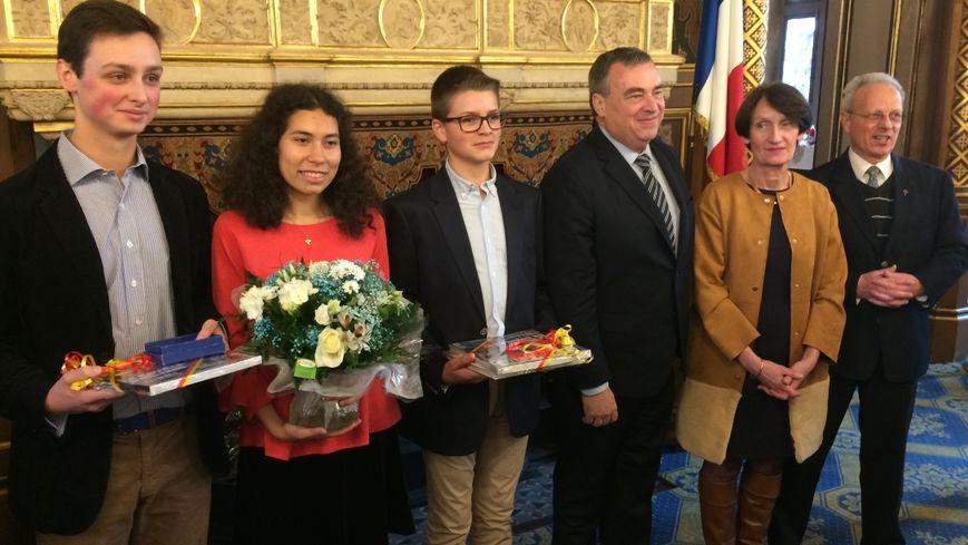 franceinfo's tweet photo. Orléans : après des propos racistes contre la Jeanne d'Arc 2018, la justice ouvre une enquête

https://t.co/Bs6Fu0Prxp https://t.co/xkTimccmDI