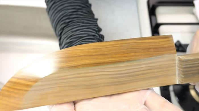 ねとらぼ 木目調でかっこいい 超硬い木材を研ぎまくって包丁を作ってみた 野菜を軽く切断する輝く刃の包丁が完成 ねとらぼ T Co Bspct3llmq Itm Nlab