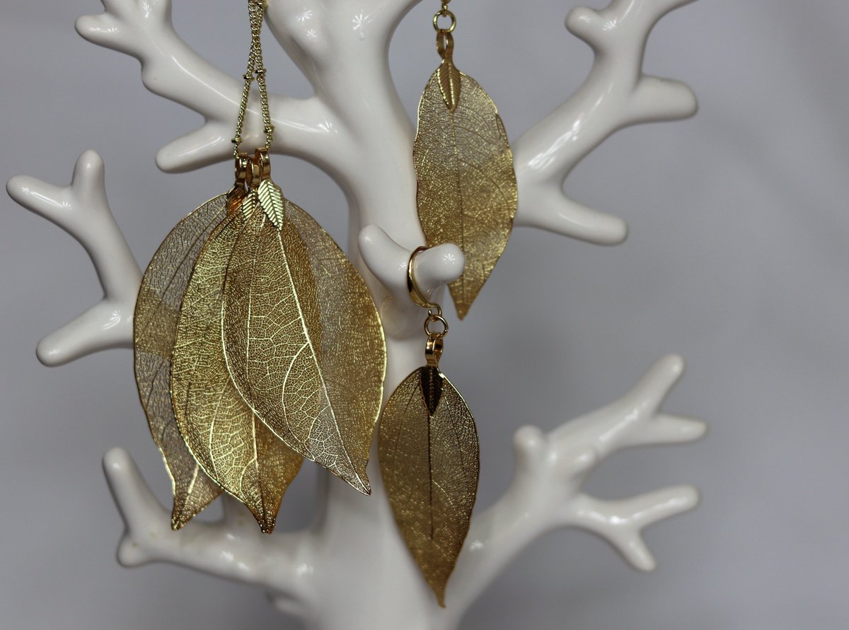 Love layering these super gorgeous gold leafs!

I got my necklace and earring set here: amazon.com/gp/product/B01…

and the extra leafs for layering here: amazon.com/gp/product/B06…

#goldleaf #leafnecklace #sponsored
