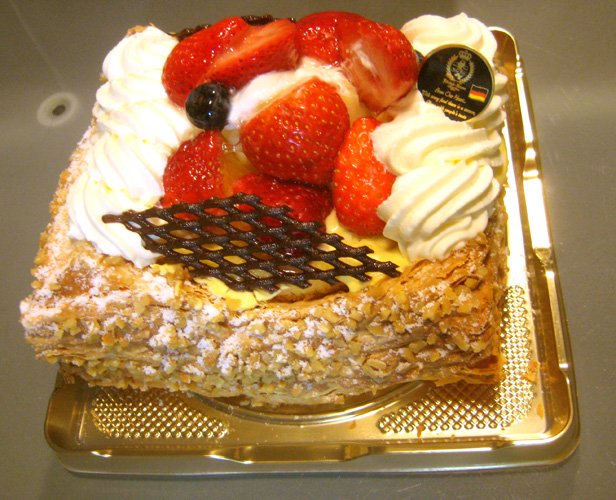 木村明広 今日は嫁さんの誕生日なのでケーキを奮発 神戸ケーニヒスクローネの一番人気を 甘さ控えめでbuono でした O O T Co Kodojn9mnx Twitter