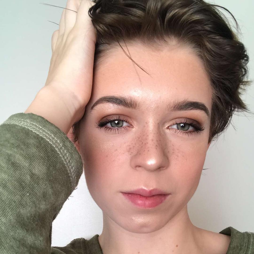 WunderBrow's tweet photo. As beautiful &amp; graceful as a rose 🌹

@flowerdurose uses WunderBrow in Black/Brown for effortlessly, natural-looking brows 😏 

#wunderbrow #makeup #naturalmakeup #beauty #bblogger https://t.co/tanroklqf0
