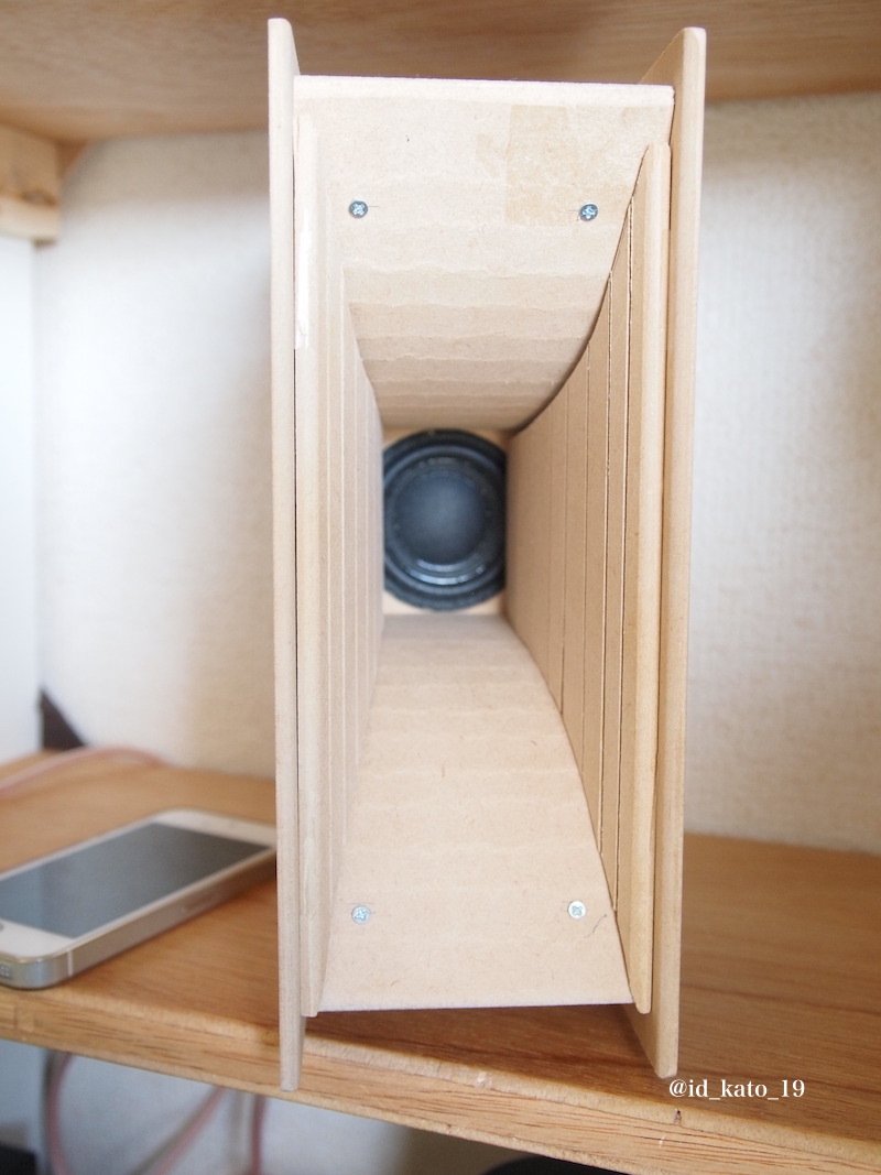 Kato19 アニメとスピーカーと On Twitter バスレフダクトはスリット型ツインポートで後ろ出し 低音出るユニットだったので 設定を欲張りすぎてちょっと低音不足かな 可変型にすればよかったと反省 ちなみにホーン部は接着していないので角度の変更が可能です